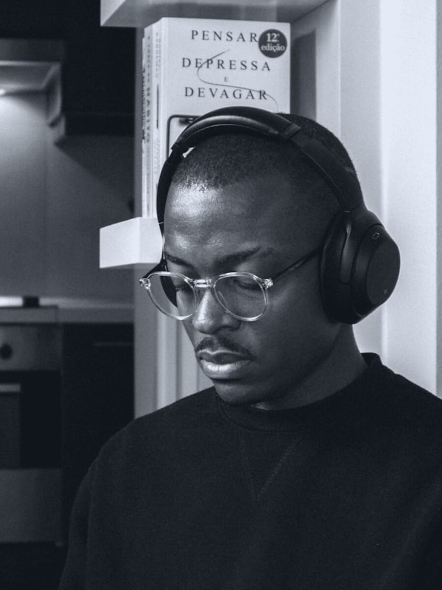 A developer, focused on their work. Photo by Nubelson Fernandes.